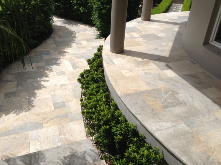 dalles de terrasse en pierre naturelle beige-grise-plusieurs-nuances-esthétiques