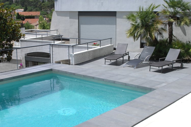 dalles-terrasse-pierre-naturelle-grise-plage-piscine-granit-bains-soleil