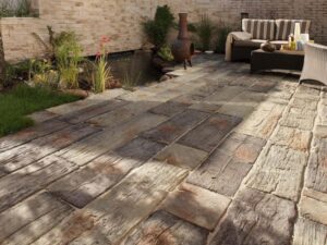 dalles-terrasse-pierre-naturelle-imitation-bois-massif-patio-jardin-rustique