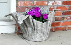 décoration jardin pas cher fabriquer-pot-fleurs-serviette-béton