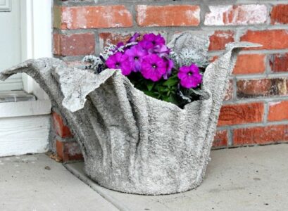 décoration jardin pas cher fabriquer-pot-fleurs-serviette-béton