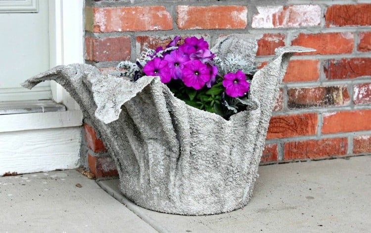 décoration-jardin-pas-cher-fabriquer-pot-fleurs-serviette-béton