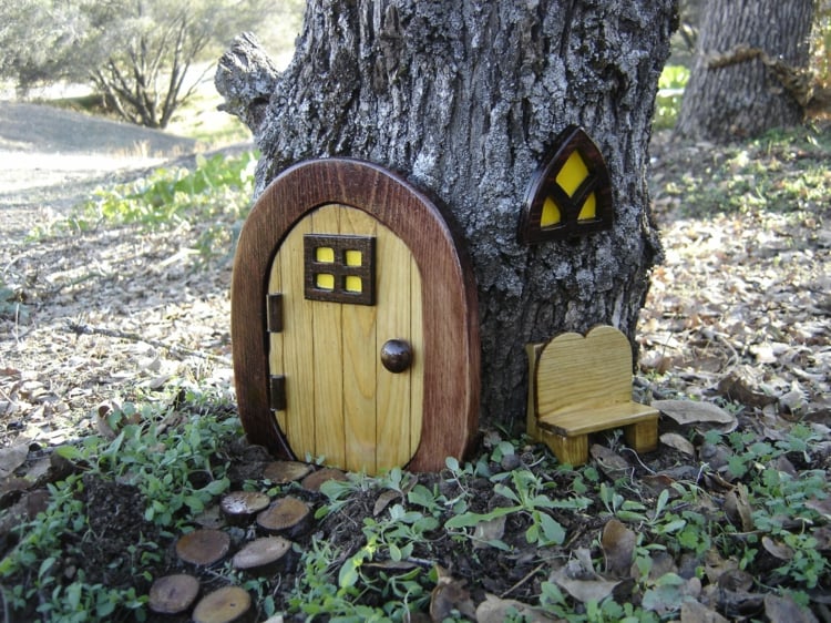 décoration pour jardin -faite-maison-maison-gnomes-porte-bois-banc
