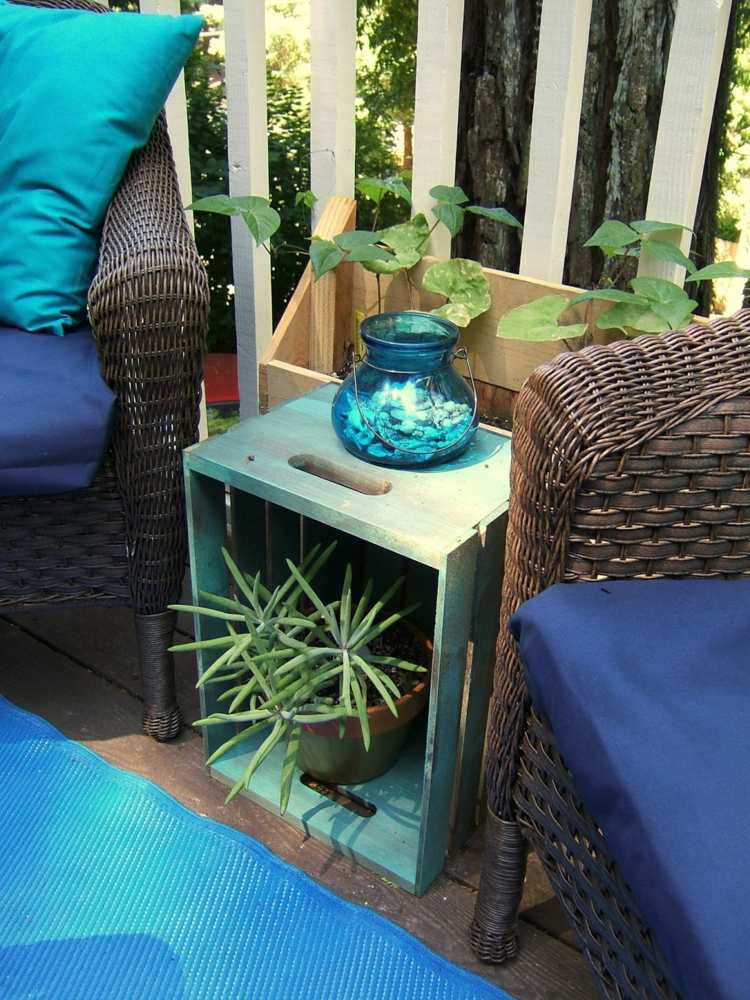décoration terrasse -cageot-vintage-repient-peinture-bleue