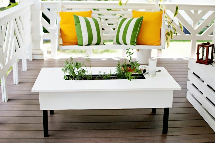 décoration terrasse -faire-soi-même-table-basse-jardinière-incorporée