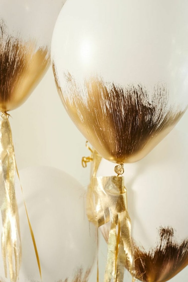 ballons gonflables décorés de peinture dorée rubans assortis