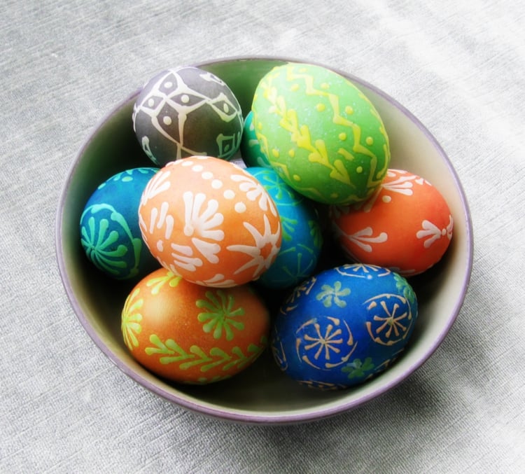 décoration d’œufs de Pâques cire-crayons-couleurs-peinture-liquide