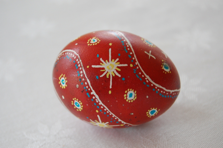 décoration d’œufs de Pâques cire-motifs-couleurs-claires-peinture-rouge
