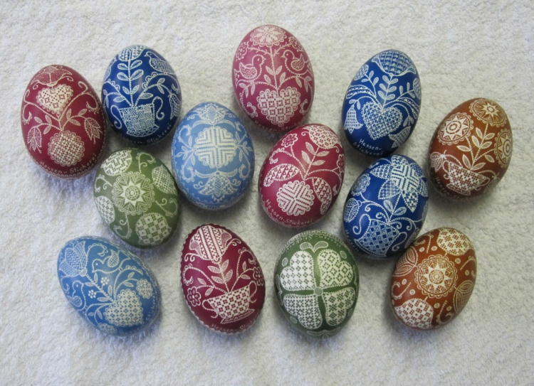 décoration d’œufs de Pâques cire-motifs-effet-broderie-dentelle-crochet