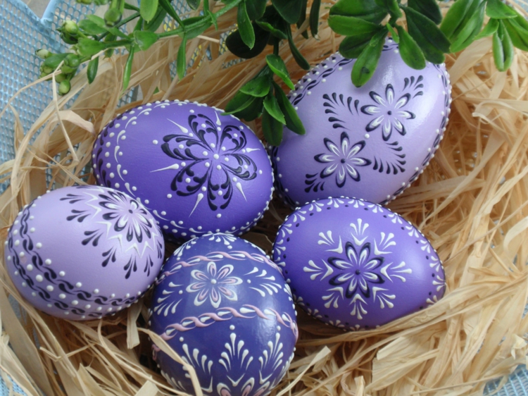 décoration d’œufs de Pâques cire-motifs-floraux-complexes-lilas-violet-blanc