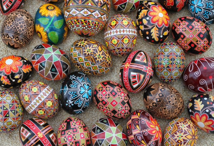 décoration d’œufs de Pâques cire-motifs-sophistiqués-couleurs-variées