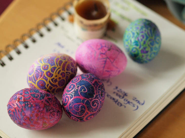 décoration d’œufs de Pâques cire-peinture-idées-motifs-arabesques-volutes