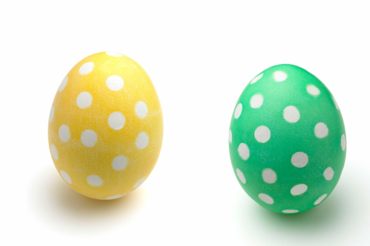 décoration d’œufs de Pâques cire-pois-blancs-coquilles-jaune-vert-clair