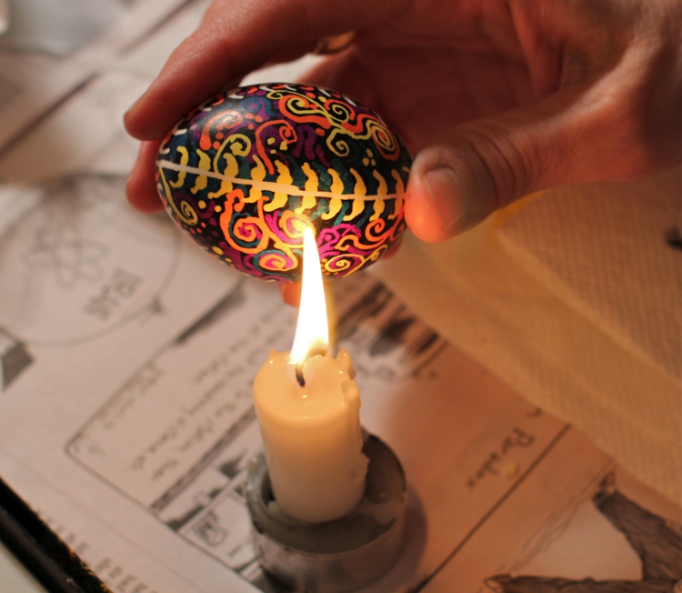 décoration d’œufs de Pâques cire-technique-ôter-cire-coquille-après-teinture