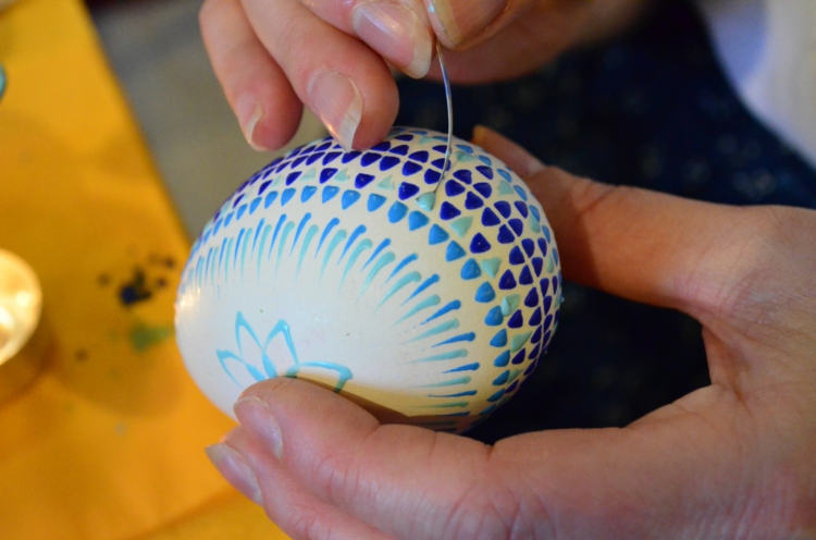décoration d’œufs de Pâques coquille-blanche-motifs-cire-nuances-bleues