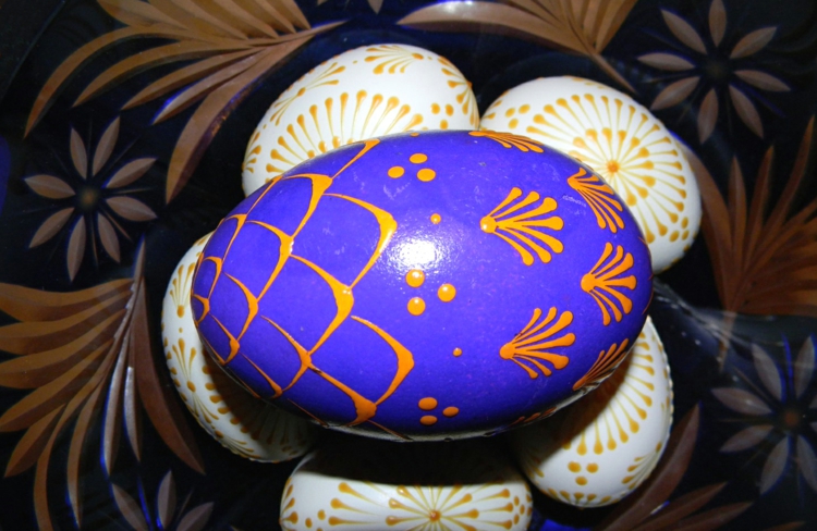 décoration d’œufs de Pâques craies-cire-fondus-motifs-orange-fond-violet