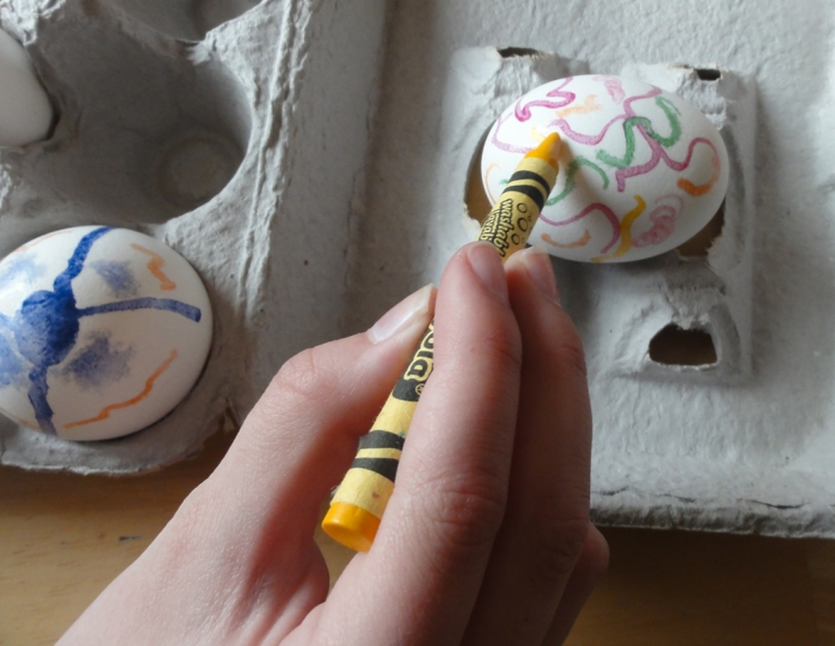 décoration d’œufs de Pâques enfants-crayons-cire-couleurs-dessiner-motifs