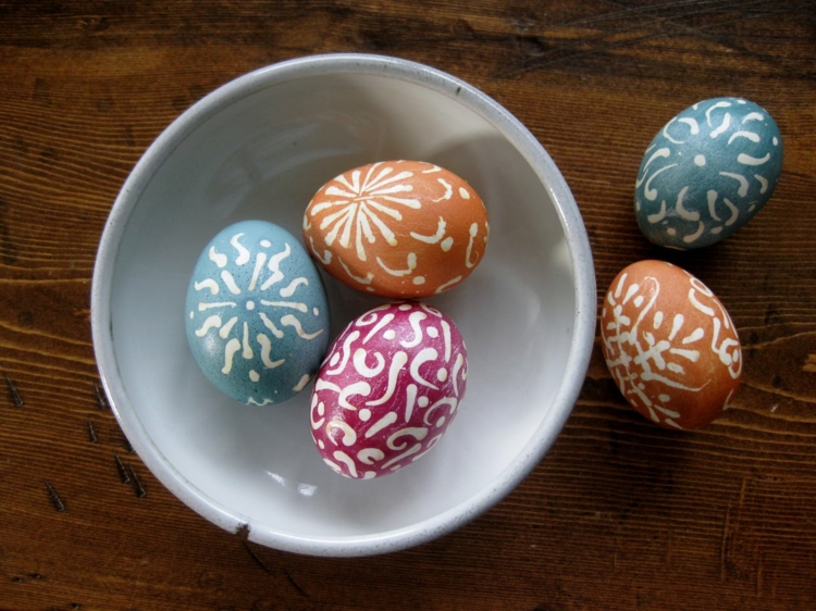décoration d’œufs de Pâques enfants-motifs-cire-peinture-couleurs-vintage
