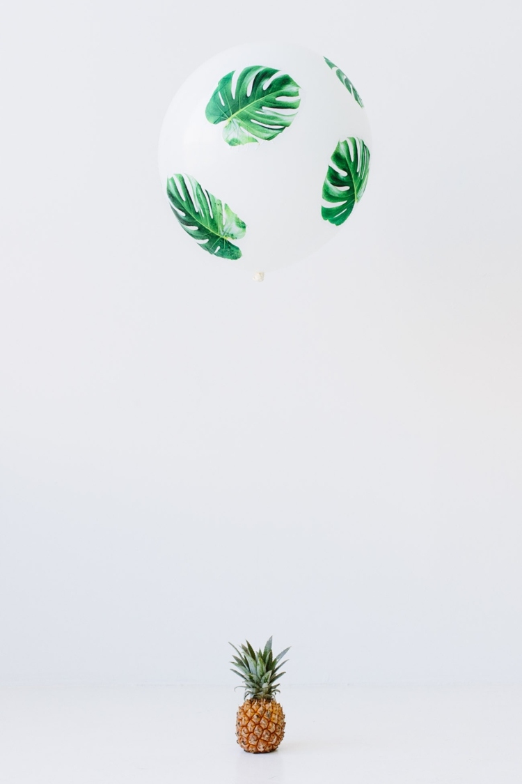 décoration originale en ballons hélium décorés de feuilles découpées lest ananas