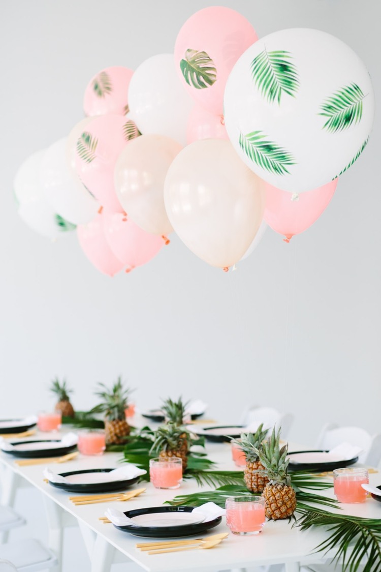 décoration table ballons hélium décorés de feuilles vertes découpées lest ananas