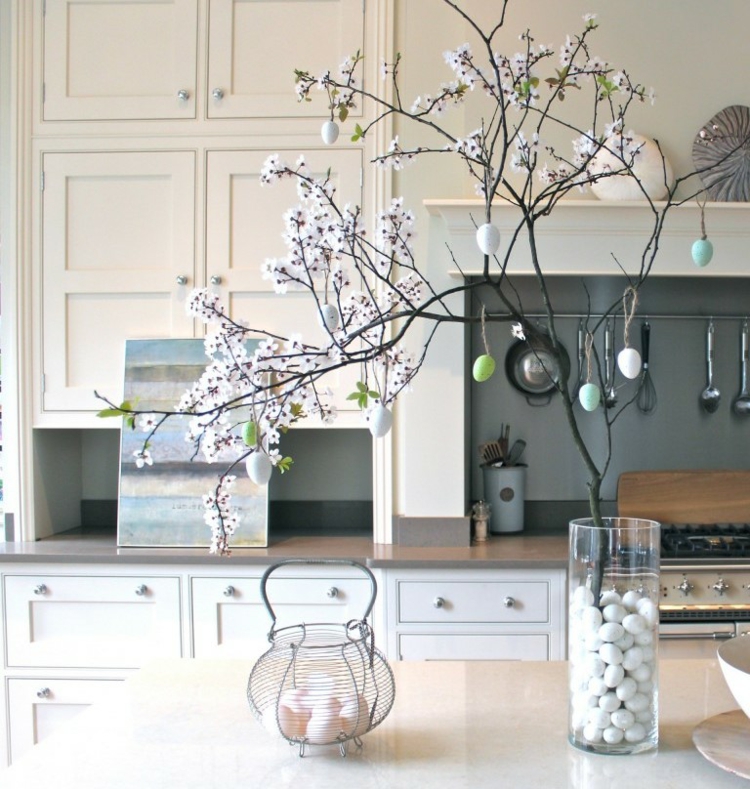 décoration vase en verre Pâques composition blanches fleuries oeufs-évidés