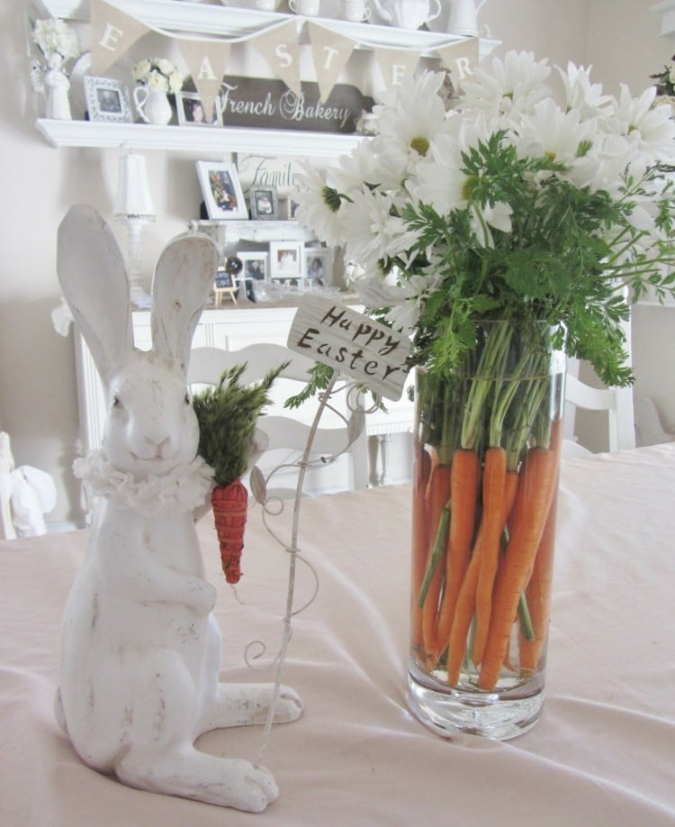 décoration vase en verre Pâques composition carottes fleurs blanches