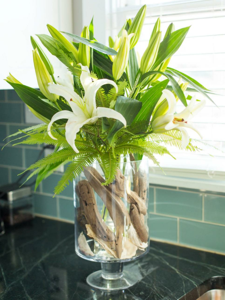 décoration vase en verre composition lys blanc fougère bois flotté