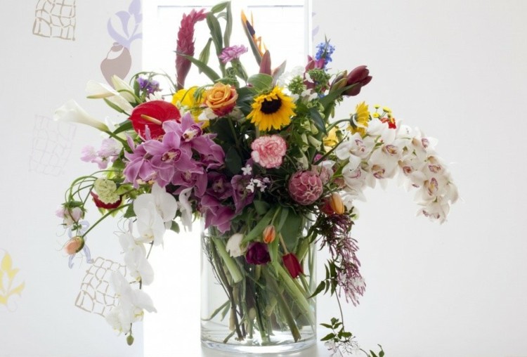 décoration vase en verre composition éclectique plusieurs fleurs différentes