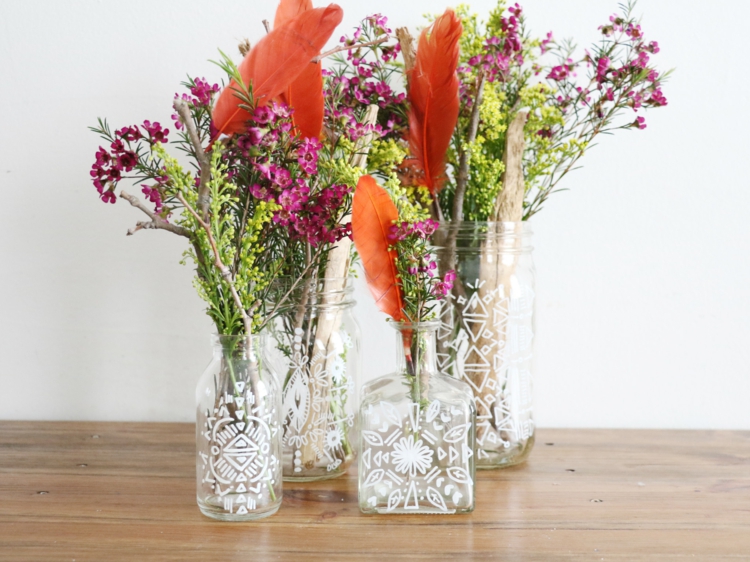 décoration vase en verre motifs exotiques fleurs sauvages plumes