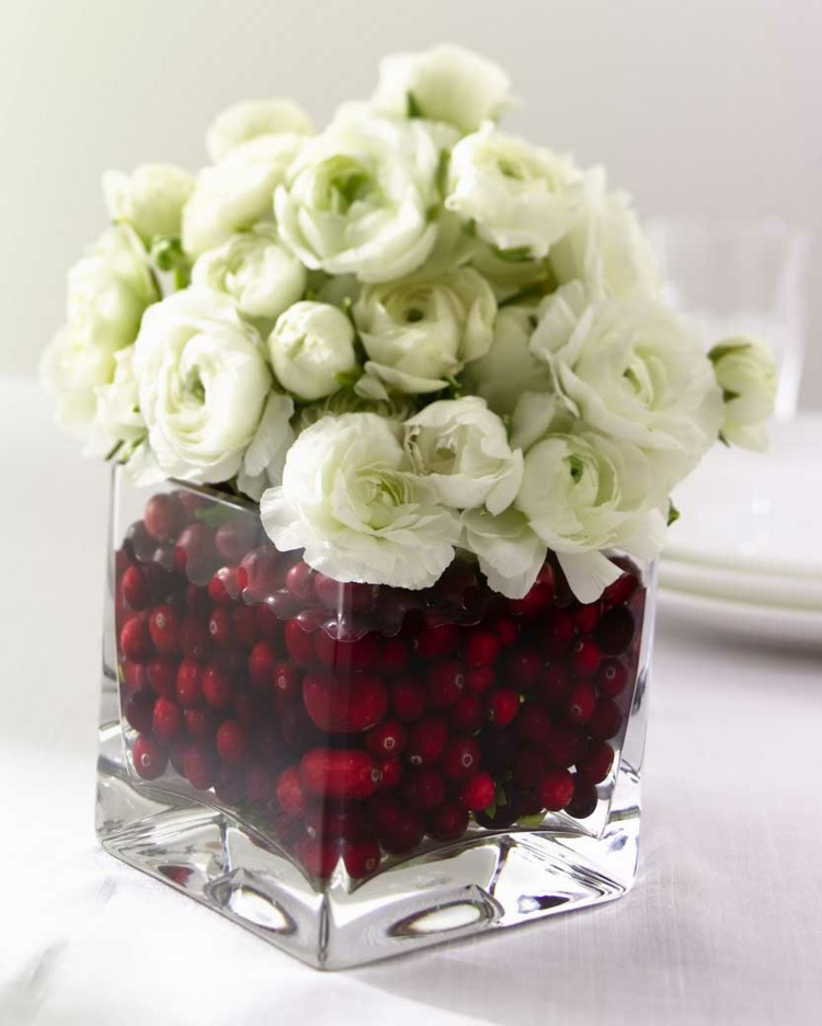 décoration vase en verre rempli baies rouges composition renoncules-blanches