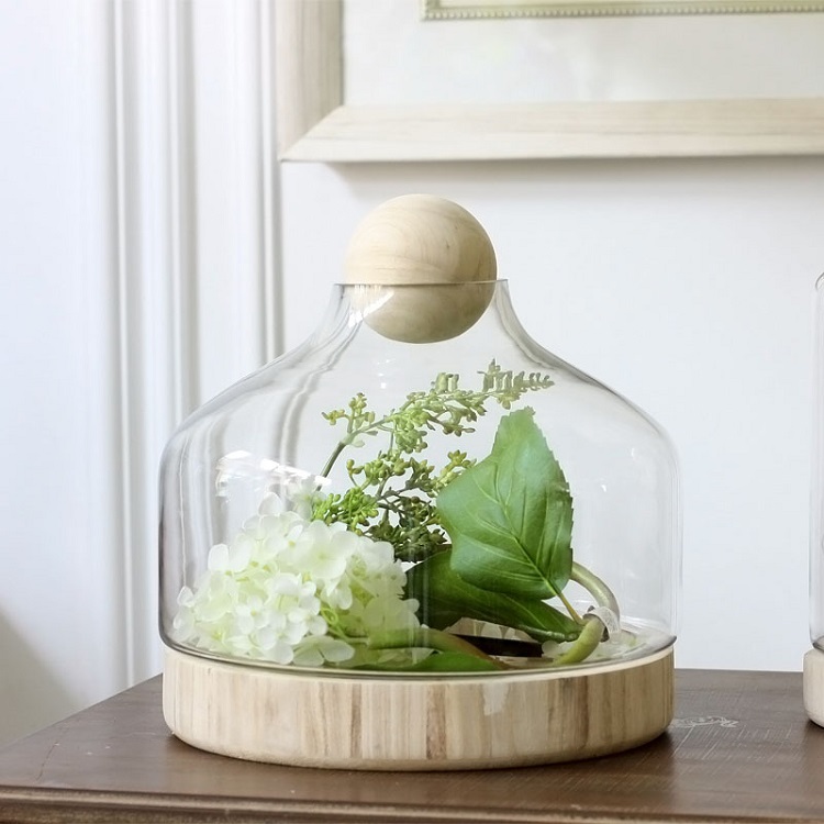 décoration vase en verre transparent cloche verre socle bois fleur blanche