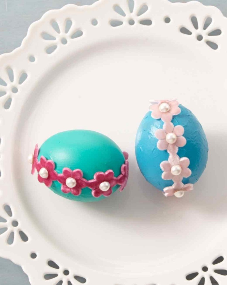 décoration-œufs-pâques-.multicolores-perles-blanches-fleurs