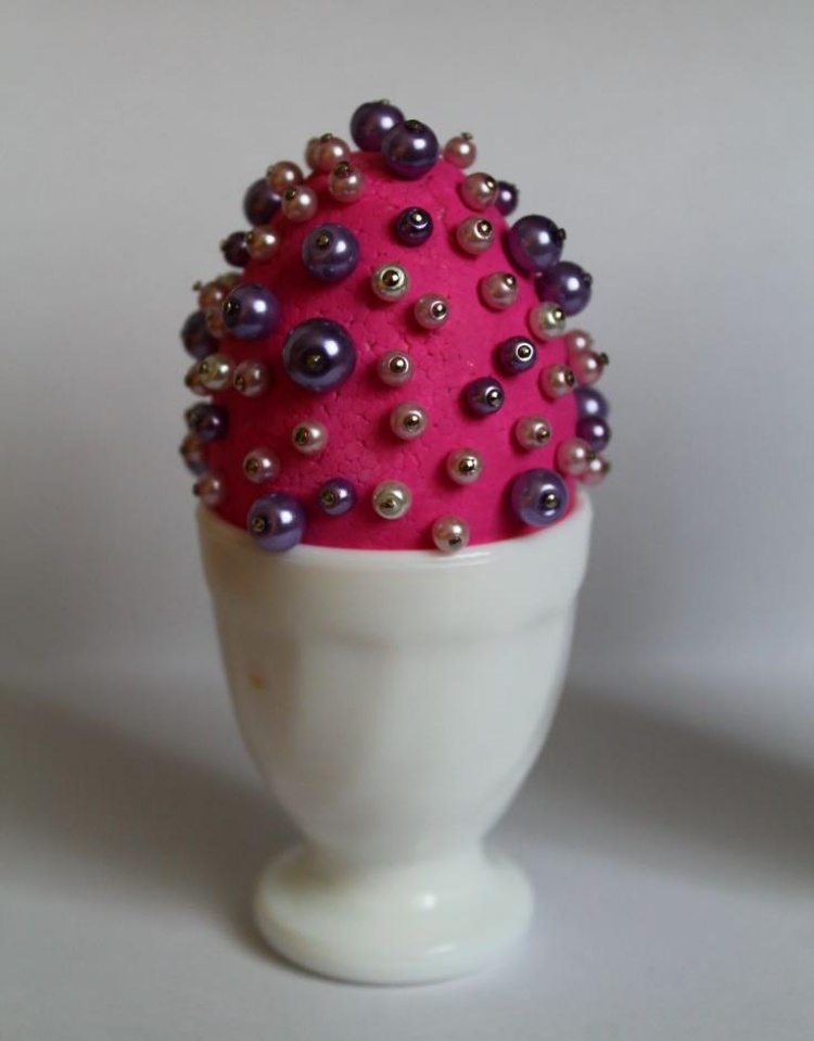 décoration-œufs-pâques-coloration-rose-perles-violettes-grises
