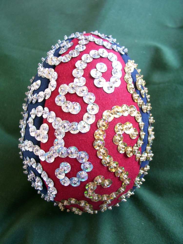 décoration-œufs-pâques-cousus-paillettes-or-argent-rouge
