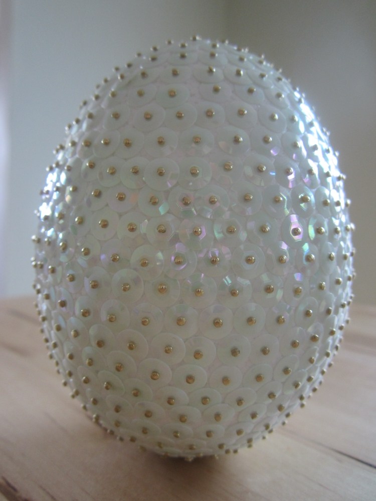 décoration-œufs-pâques-paillettes-blanches-reflets