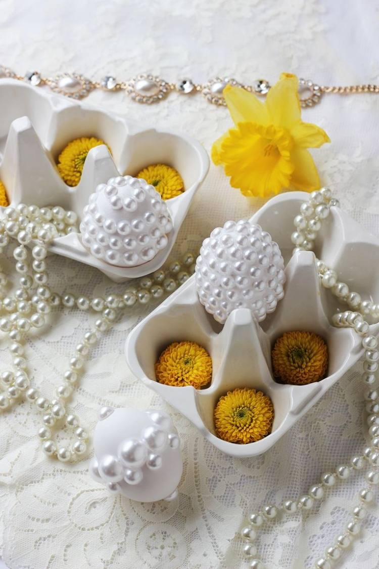 décoration-œufs-pâques-perles-blanches-tailles-différentes
