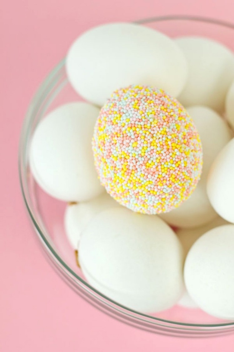 décoration-œufs-pâques-perles-multicolores-fines-rose-blanc-jaune