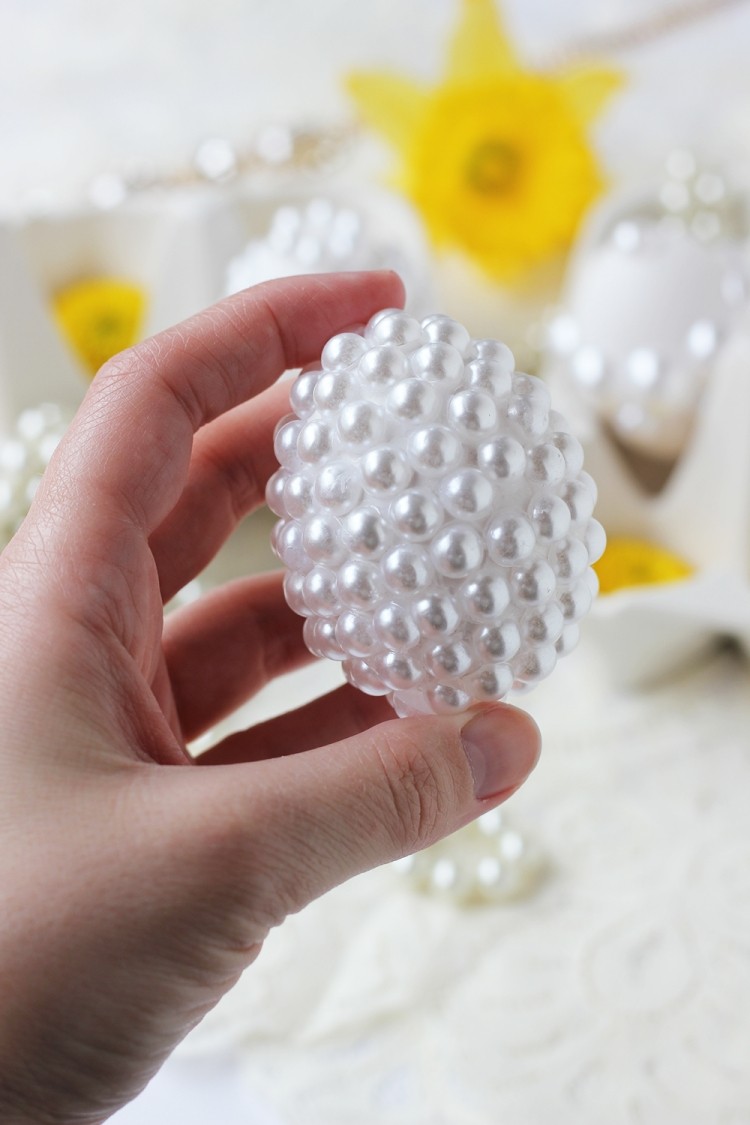 décoration-œufs-pâques-polyester-revêtu-perles-blanches