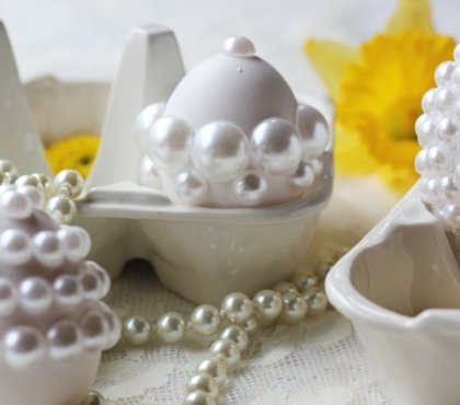 décoration-œufs-pâques-romantique-colliers-perles-blanches