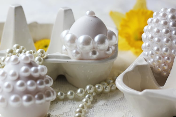 décoration-œufs-pâques-romantique-colliers-perles-blanches
