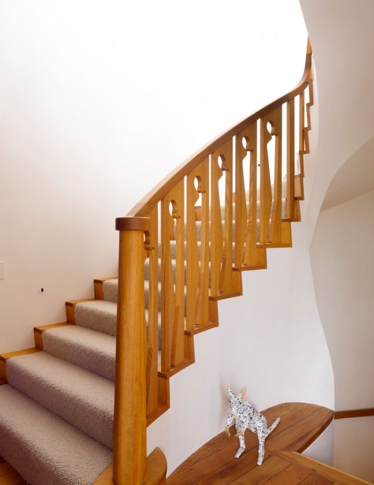 escalier-intérieur-bois-tapis-gris-clair