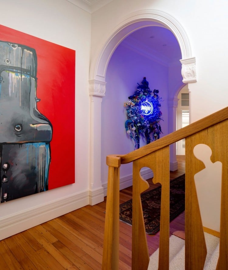 escalier-intérieur-bois-éclairage-indirect-lilas-tableau-art-contemporain