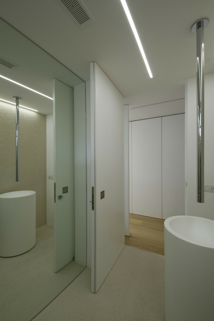 éclairage indirect -éclairage indirect -salle-bains-minimaliste-blanche