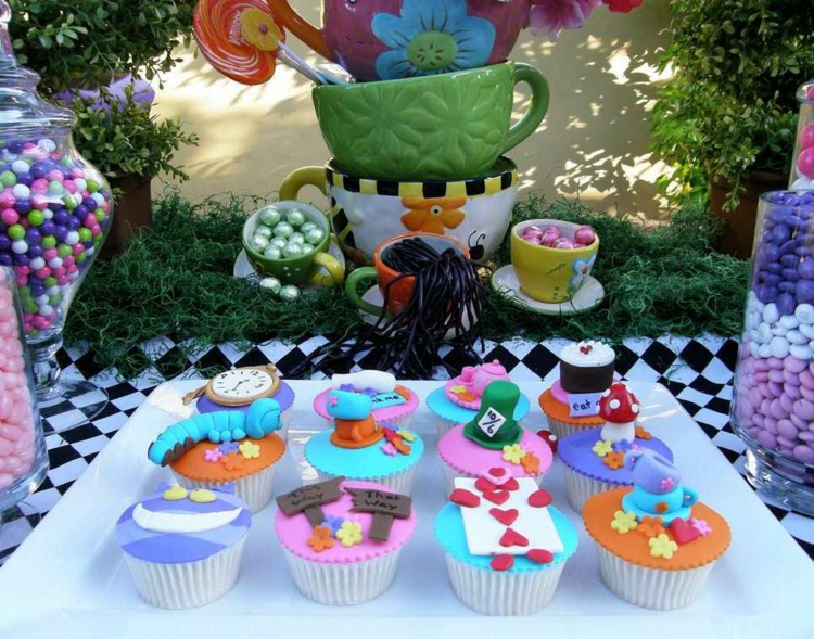 fête à thème Alice au pays des merveilles idées-décoration-cupcakes
