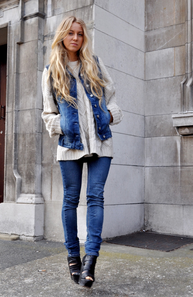 gilet en jean femme-pull-tricoté-blanc-jean-bleu-classique-talons-hauts