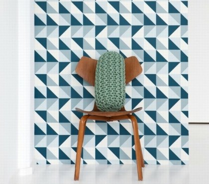 idée-décoration-papier-peint-minimaliste-motifs-bleu-chaise