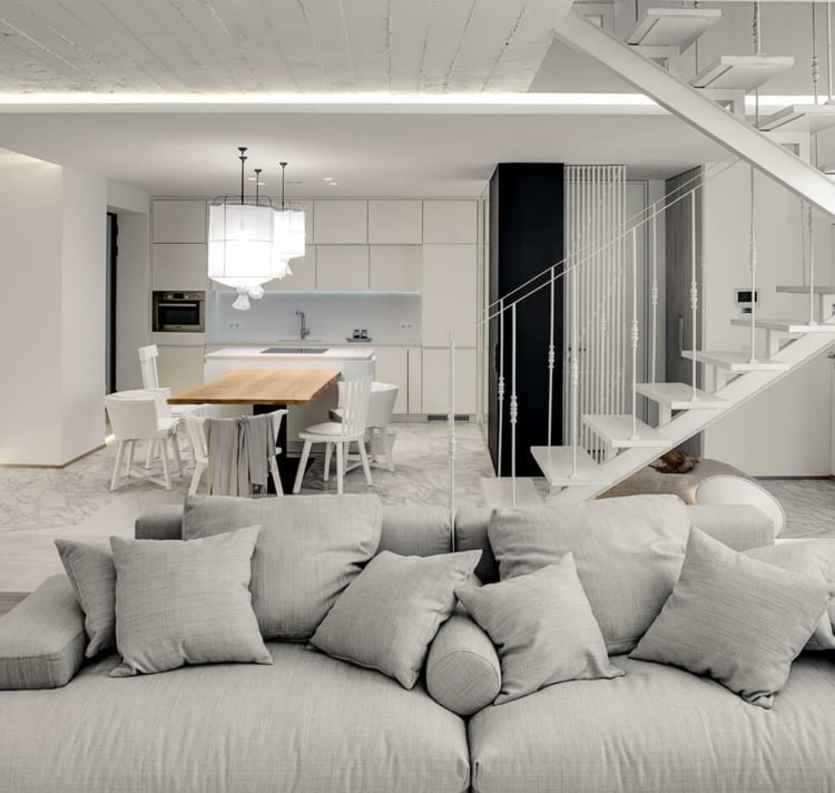 intérieur-blanc-canapé-droit-gris-perle-chaises-escalier-cuisine-blancs