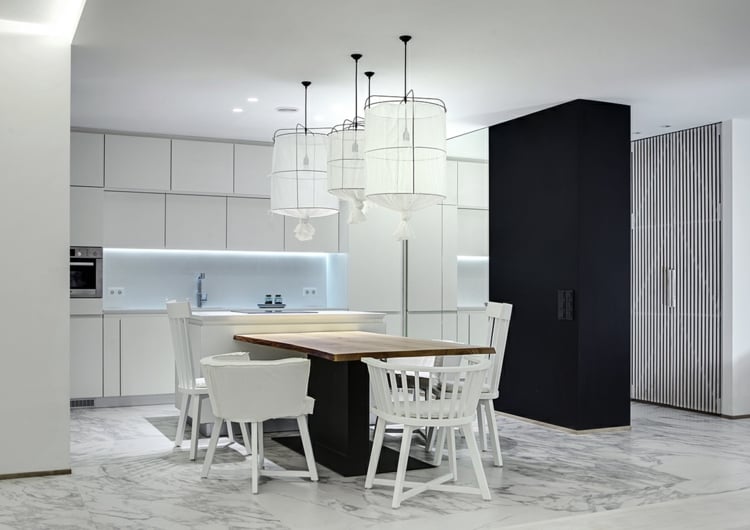 intérieur-blanc-cuisine-ouverte-salle-manger-chaises-blanches-sol-marbre-table-bois
