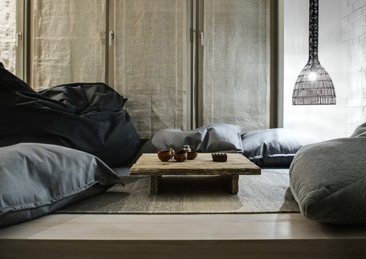 intérieur-blanc-gris-décoré-stores-lin-table-ultra-basse-bois-brut