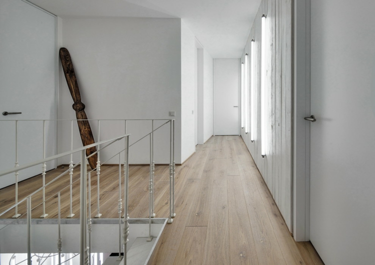 intérieur-blanc-maison-architecte-plancher-bois-massif-accents-organiques